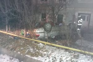 Accident la Ghinda. O maşină a rupt un gard, un stâlp şi s-a răsturnat (FOTO)