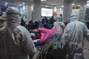 Virusul mortal din China: Numărul morţilor a ajuns la 56, iar al bolnavilor la 2.000. Locuitorilor din Beijing li s-a cerut să nu-şi mai dea mâna