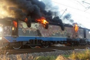 FOTO, VIDEO| Incendiu PUTERNIC la o locomotivă electrică ce tracta 40 de vagoane tip cisternă. Intervenţie de patru ore pentru stingerea flăcărilor