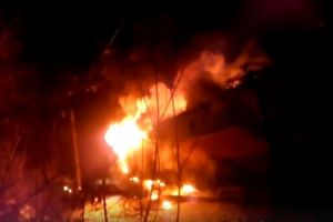 Locomotiva unui tren cu patruzeci de vagoane a luat foc (video)