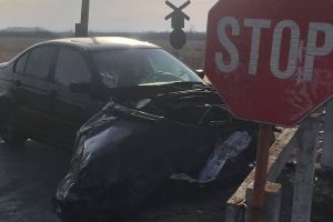 Un şofer a scăpat ca prin minune după ce maşina sa a fost lovită de tren, la Chevereşu Mare