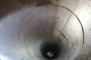 Bărbat decedat după ce a căzut într-o fântână