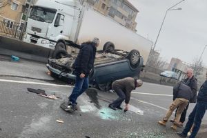 Cu roţile în sus! Un Logan s-a răsturnat, pe şoseaua de centură din Oradea (FOTO)