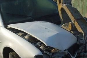 Accident la Dealu Frumos – O maşină s-a izbit de un stâlp