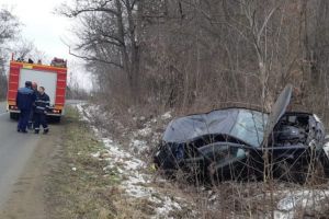 FOTO Accident la Dealu Frumos – O maşină s-a izbit de un copac