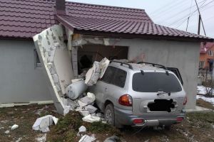 O şoferiţă de 18 ani a intrat cu maşina direct într-o clădire din Chiuza (FOTO)