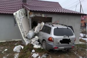 Bistrita-Nasaud: A intrat cu masina intr-un imobil. O persoana ranita (galerie foto)