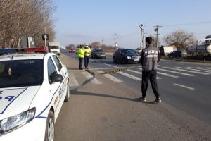 FOTO-ACUM: Pieton lovit de autoturism pe soseaua de centură