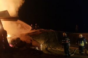 Incendiul de la Marpod – Pompierii s-au luptat toată noaptea cu flăcările