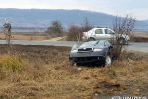 FOTO, VIDEO: Accident rutier pe DN1, în apropiere de Rădeşti. O maşină a ajuns în şanţ după ce şoferiţa a pierdut controlul asupra volanului