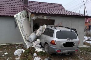 FOTO. Se întâmplă în România! A intrat cu maşina într-o casă, la propriu!