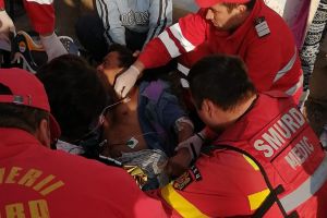 Imagini de la intervenţa SMURD de la Niculeşti. Victima şi-a zdobit picioarele de un copac