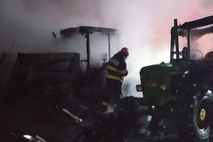 FOTO Incendiu puternic la Botoşani. Două tractoare parcate într-o curte au fost distruse de foc