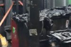 Un tir care transporta două motostivuitoare, cuprins de flăcări pe DN6!