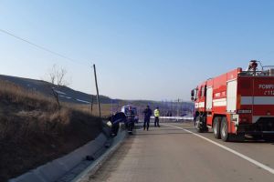 FOTO! Accident la Botoşani! Bărbat rănit după ce a intrat cu maşina într-un cap de pod