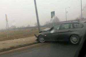 FOTO. Accident pe Careiului. S-a oprit cu BMW-ul în stâlp