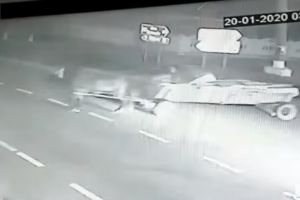 VIDEO Imagini incredibile! Căruţă dezintegrată de o maşină pe drumul naţional DN 2