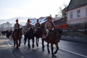 REPORTAJ Harghita: Copii reprezentând zone istorice şi minorităţi naţionale, la un festival al bunei convieţuiri, în Salina Praid