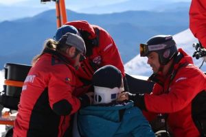 Număr record de accidentări pe pârtiile de schi din România. Cele mai multe în judeţul Braşov