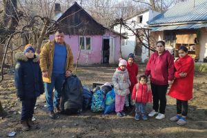 Familia din Dorohoi, a cărei locuinţă a fost distrusă de un incendiu, ajutată de un pompier. „Fac apel la toti cei care pot sa ajute, sa le intinda o mana de ajutor”