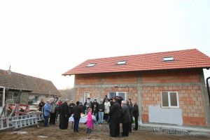 Casă nouă pentru o familie cu şase copii din Timiş, cu ajutorul preoţilor şi credincioşilor din Iosefin