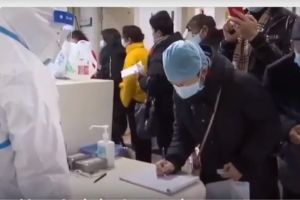 Imagini INTERZISE din Wuhan: Cadavrele zac pe jos în spitale supraaglomerate/ Oamenii, trataţi pe ciment, în stradă/ Medicii plâng disperaţi la liniile telefonice speciale