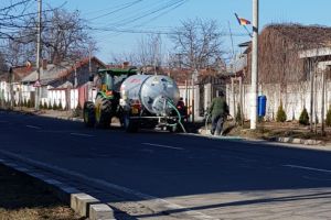 TITU: De Mica Unire, salariaţii primăriei scoşi să unde spaţiile verzi la temperaturi negative