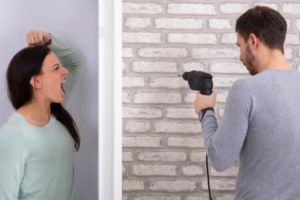 Amenzi de până la 6.000 de lei sau 150 de ore de muncă în folosul comunităţii, pentru cei care îşi deranjează vecinii. Legea a intrat în vigoare!