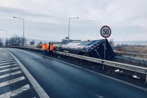 FOTO: TIR răsturnat la ieşirea de pe A1 Sebeş – Sibiu către DN1 la Veştem
