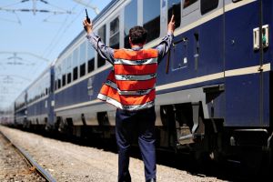 Regionala CFR Cluj a sparge peste 21 de milioane ca să taie iarba dintre şine