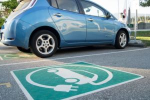 Este oficial – Maşinile electrice vor fi scutite de taxa de parcare la Sibiu