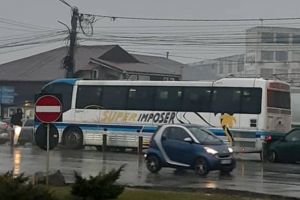 Accident în lanţ la urcarea pe podul din Calea Șagului. Două persoane, dintre care un copil, la spital