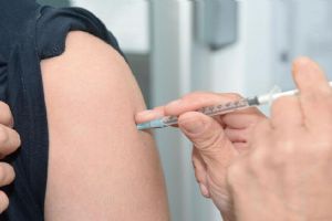 Aproape 15.500 de fetiţe din judeţul Suceava pot fi vaccinate împotriva cancerului de col uterin