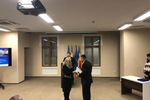 Managerul Palatului Culturii Iaşi i-a dăruit, la Suceava, ministrului Culturii, Bogdan ...