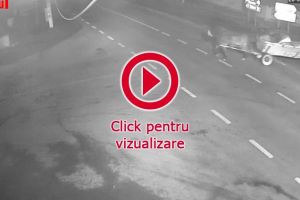 Impactul dintre un autoturism şi o căruţă care i-a tăiat calea, surprins de o cameră de ...