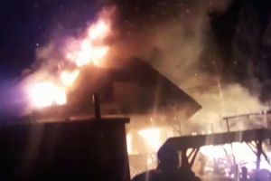 Incendii la Coada Lacului: Două cabane din satul de vacanţă, distruse de flăcări (VIDEO)