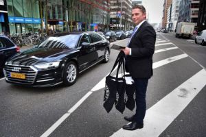 FOTO| Doi tineri din Alba, afacere cu concept INEDIT în Olanda: Curieri îmbrăcaţi în costume, aşteaptă clienţii să încerce produsele comandate