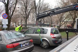 FOTO. Maşină parcată pe locul ambulanţelor, ridicată în Satu Mare