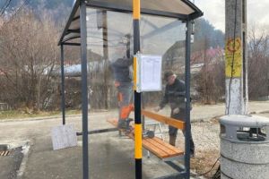FOTO Staţiile de autobuz vandalizate din Râşnov vor fi reparate