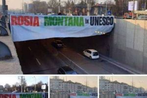FOTO| „Roşia Montană în UNESCO”: Banner uriaş afişat pe podul Băneasa pentru a atrage atenţia asupra problemei patrimoniului de la Roşia