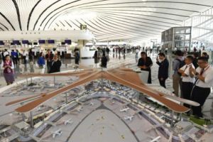 25 DE ARGEȘENI, ÎMBARCAȚI LA AEROPORT ÎN BEIJING. SE ÎNTORC ÎN ȚARĂ