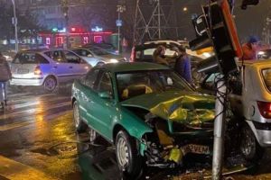 Trei persoane, la spital din cauza unei şoferiţe care nu a acordat prioritate de dreapta, în Calea Lipovei din Timişoara