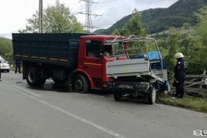 FOTO/VIDEO: Accident MORTAL pe DN 74, la Poiana Ampoiului. Un bărbat a decedat în urma unei coliziuni dintre două autoutilitare, dintre care una încărcată cu butelii