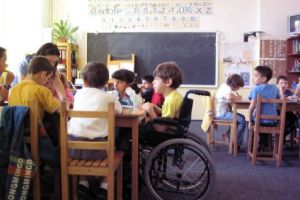 Ministerul Educaţiei: Elevii cu dizabilităţi sau cerinţe educaţionale speciale vor putea fi însoţiti la cursuri de către părinţi