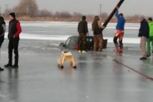 Şoferul care a încercat să intre cu maşina pe gheaţa lacului de la Reci, amendat cu 1.000 de lei