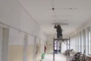 Medicii din Caransebeş au evacuat cabinetele din fosta Policlinică. Gestul îi costă pe pacienţi!