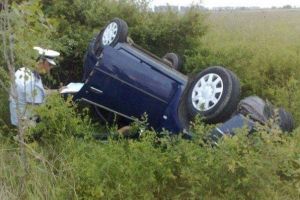 ACCIDENT rutier la Ighiel. Trei persoane au fost rănite uşor, după ce o maşină s-a răsturnat in afara părţii carosabile