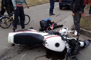ACCIDENT în municipiu! Un TAXI a intrat în coliziune cu un MOTOCICLIST (FOTO)