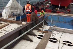 Portul Midia. Pregatiri pentru ranfluarea navei: Vantul ingreuneaza manevrele cu macaraua (galerie foto)