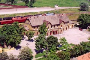 Hoţ reţinut după ce a fost prins că a furat panouri din gardul ce împrejmuieşte Gara Jimbolia